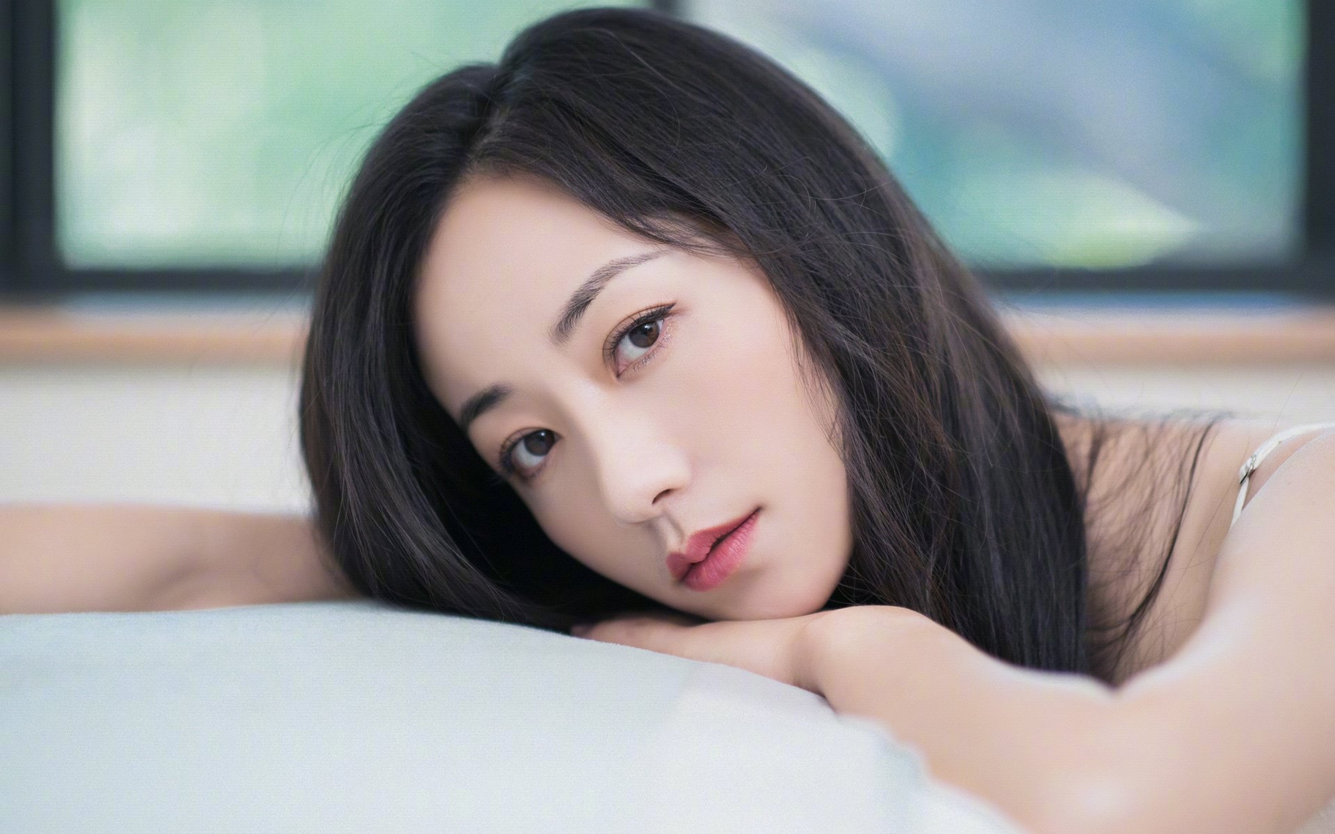 伊朗球员被雪砸中仍坚持比赛，获全场掌声，伊朗踢中国把球停在球门口